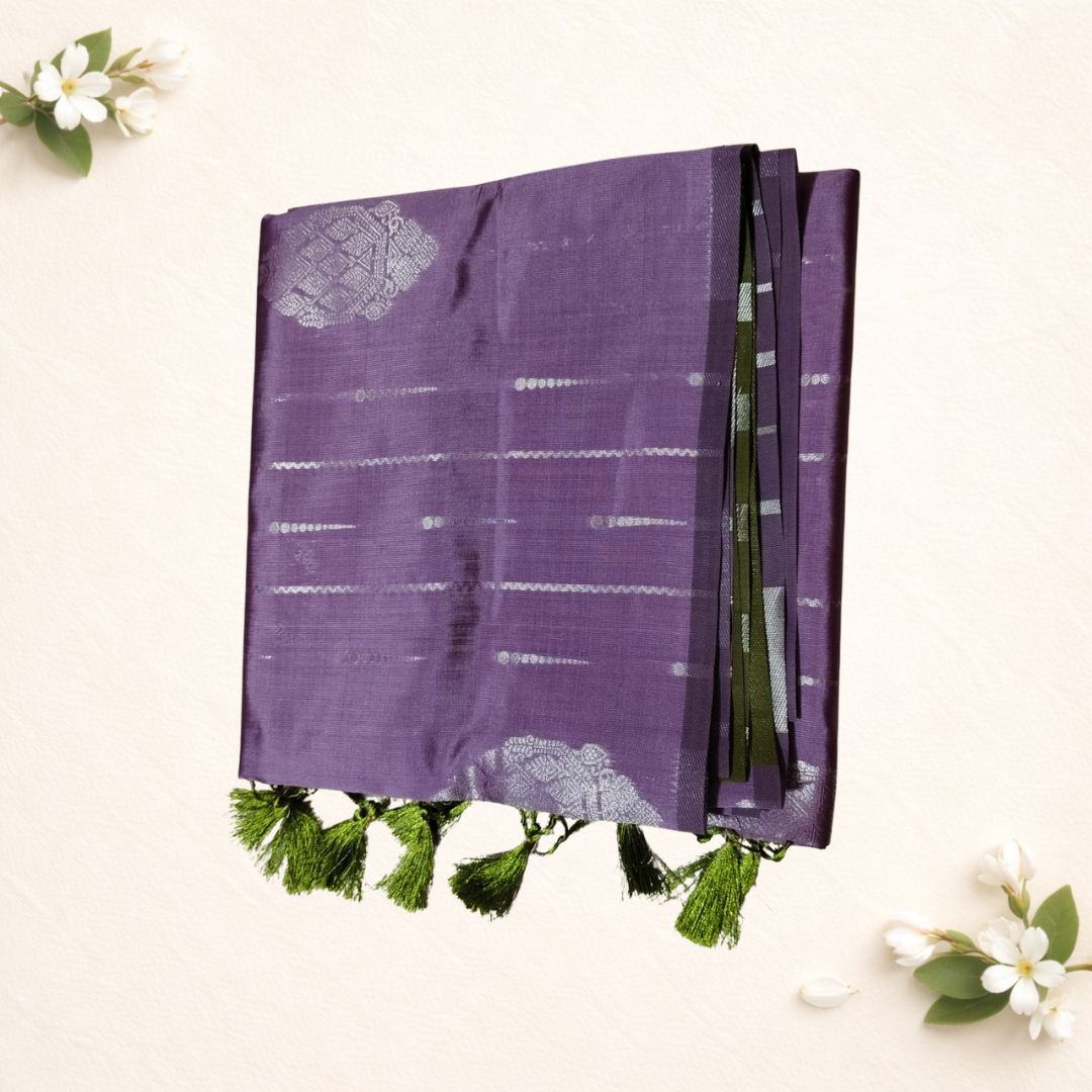 Border less soft silk sarees with Contrast Pallu and tessels