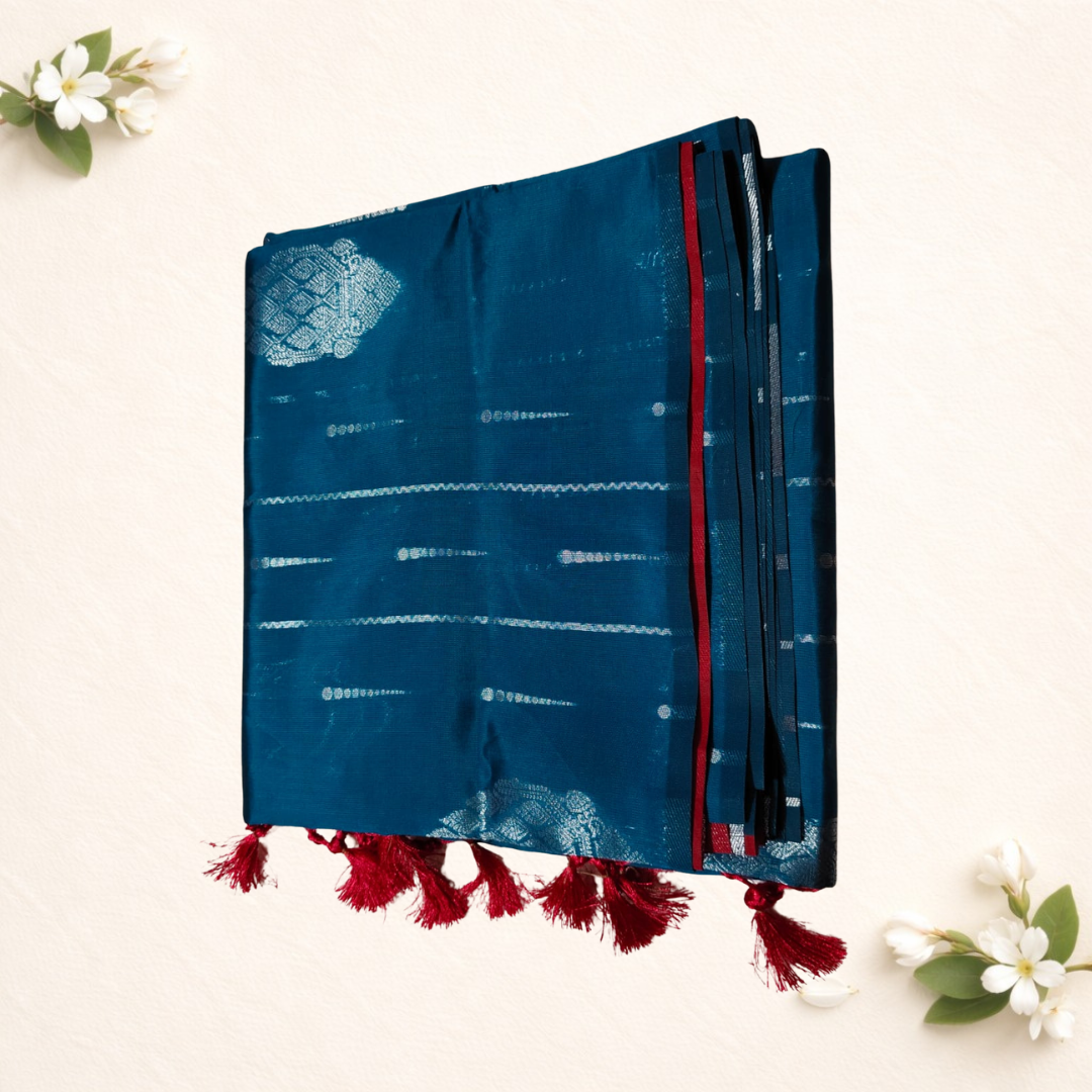 Border less soft silk sarees with Contrast Pallu and tessels