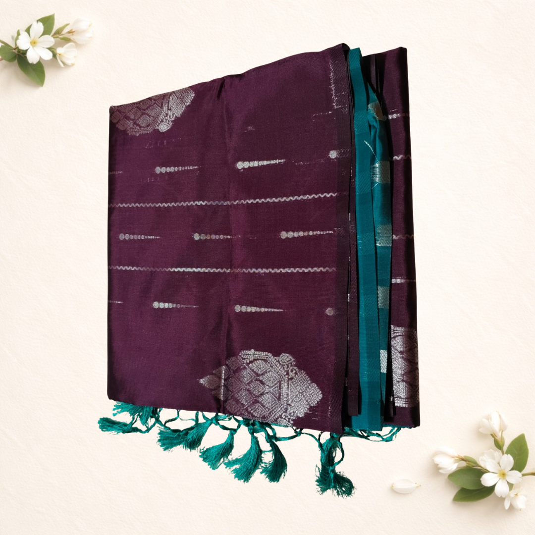 Border less soft silk sarees with Contrast Pallu and tessels