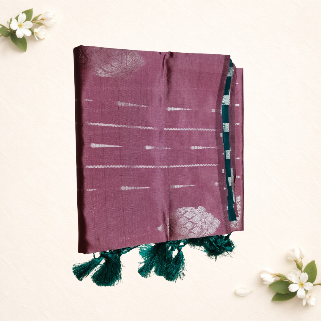 Border less soft silk sarees with Contrast Pallu and tessels