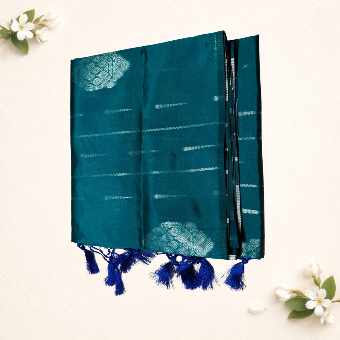 Border less soft silk sarees with Contrast Pallu and tessels