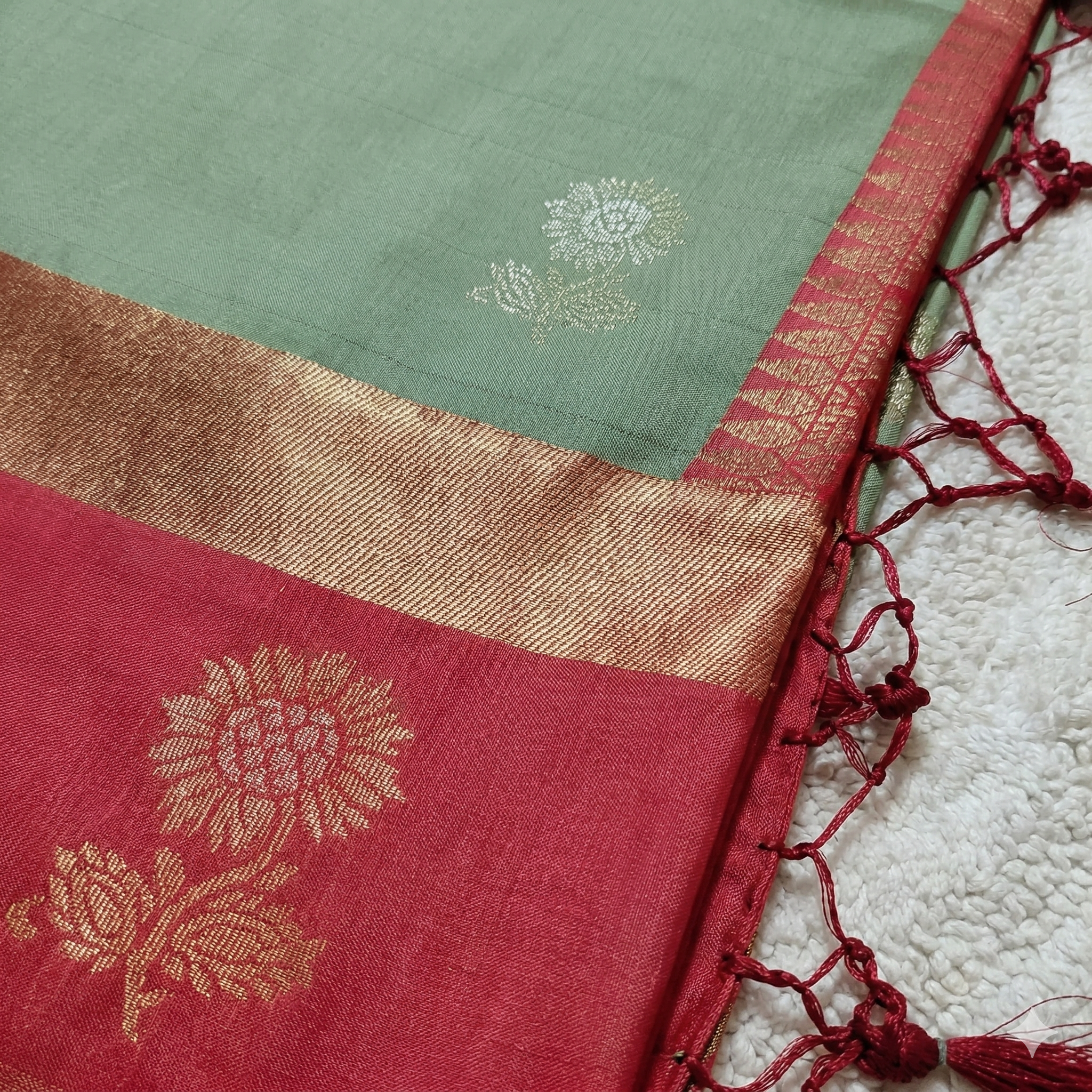 Synthetic Saree with Big Flower Motifs, Contrast Zari Pallu & Blouse